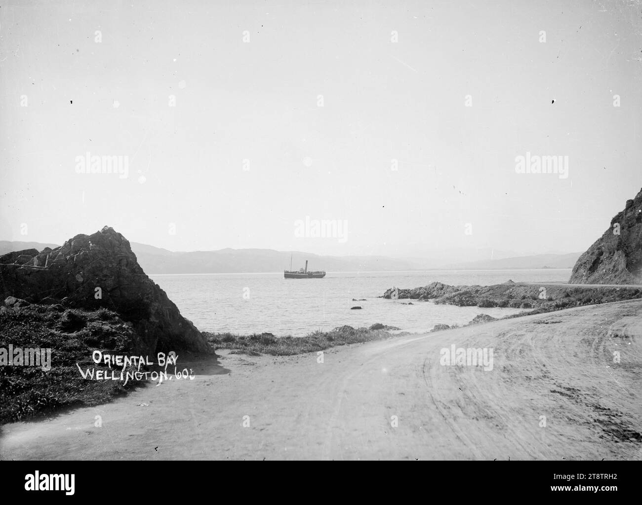 Oriental Bay, Wellington, New Zealand, View of Lambton Harbour taken from Oriental Parade looking north towards Petone in the distance. The `Countess' is sailing towards the wharf area. Photograph taken between 1910 and 1930 Stock Photo
